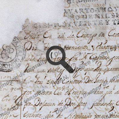 Foto de un manuscrito antiguo, presenta daños en la esquina superior izquierda