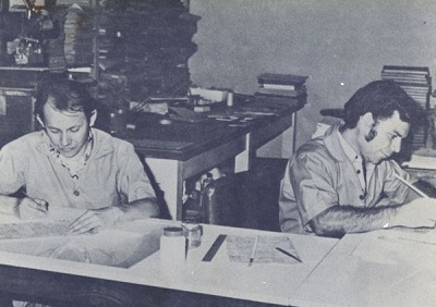Foto antigua del departamento de conservación: se ven dos funcionario realizando restauración de documentos