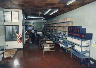 Foto antigua del departamento de conservación: se ve la oficina con mesas de trabajo y estantes