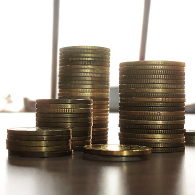 Foto de monedas apiladas en varias columnas sobre la mesa