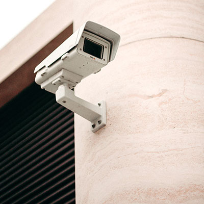 Foto de cámara de vigilancia atornillada a una columna