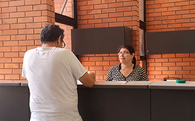 Foto de hombre siendo atendido en un mostrador. Enlace a Certificaciones