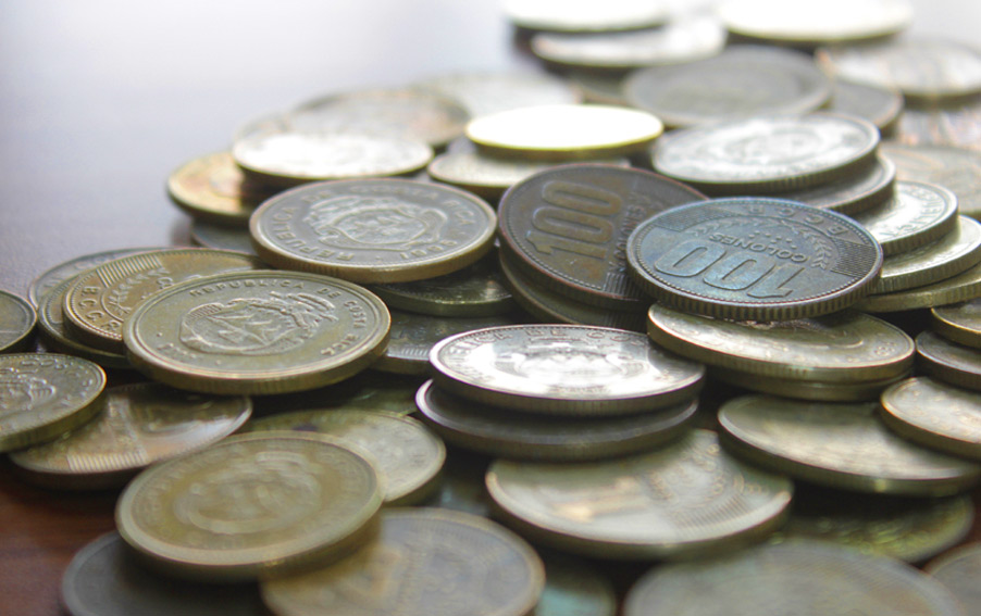 Foto de varias monedas sobre una mesa. Enlace a: Precios de servicios