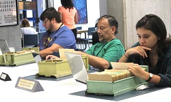 Foto de personas revisando ficheros en la Sala de Consulta