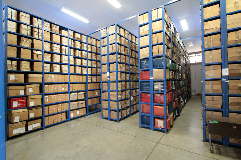 Foto de estantería archivistica con cajas
