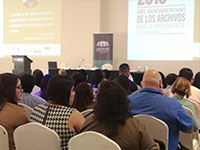 Foto de personas recibiendo capacitación en salón de eventos