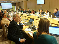 Foto de varias personas reunidas en una conferencia internacional