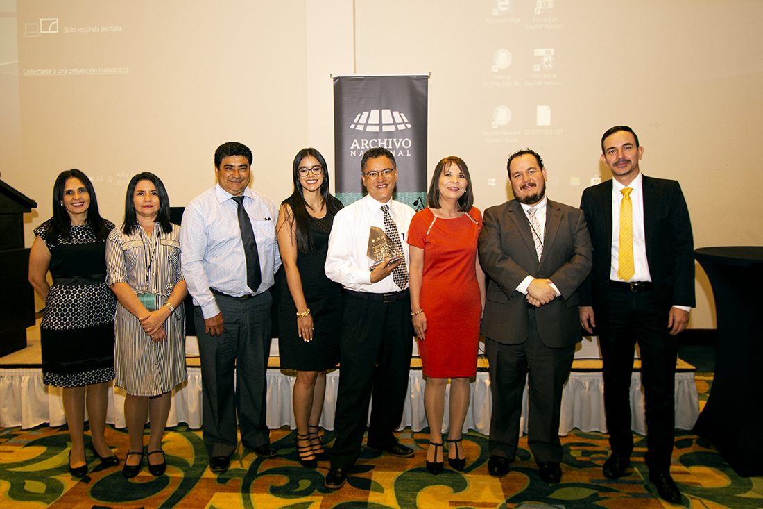 Foto de personas recibiendo el premio en archivística