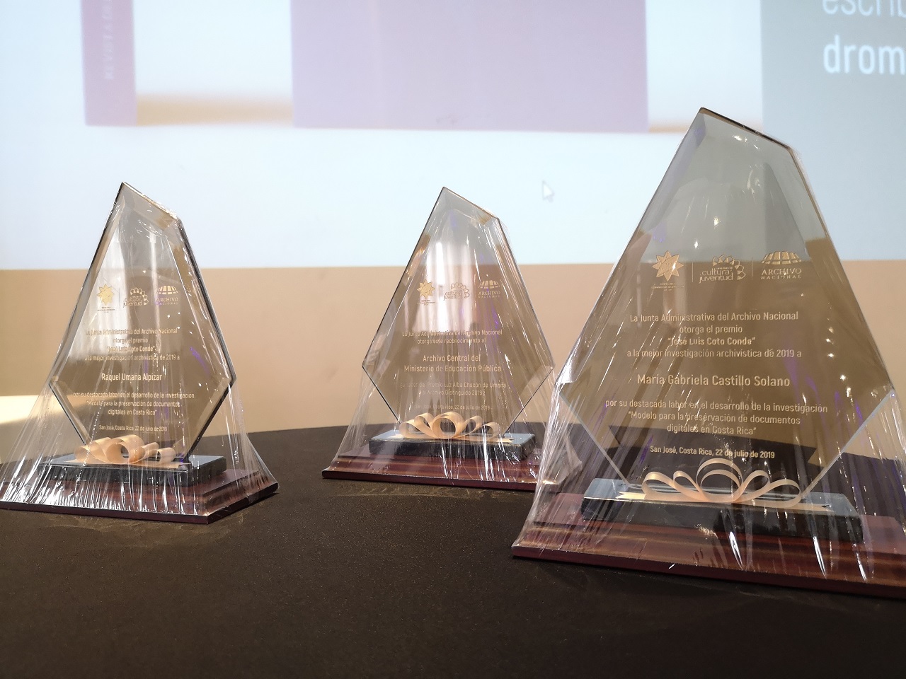Foto de los premios nacionales en archivística (figuras de vidrio)