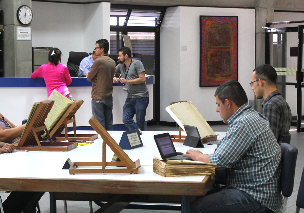 Fotografía de la sala de consulta José Luis Coto Conde con Investigadores